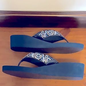 Mix it New gorgeous crystal covered straps Sandals. size 9. Super comfortable,